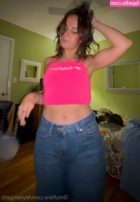 leylaingallz - It s so hot outside  it makes me so horny
