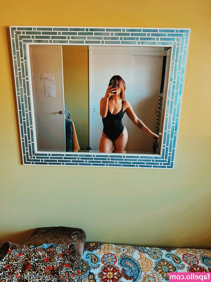 leylaingallz - Waiting up for my midnight cum snack from you 😛