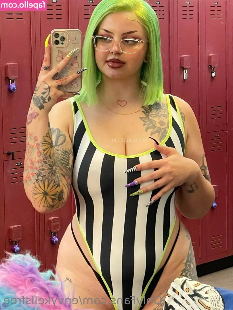 envykellsfree - You’ve got me on my hands and knees baby… x x x