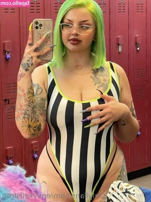 envykellsfree - You’ve got me on my hands and knees baby… x x x