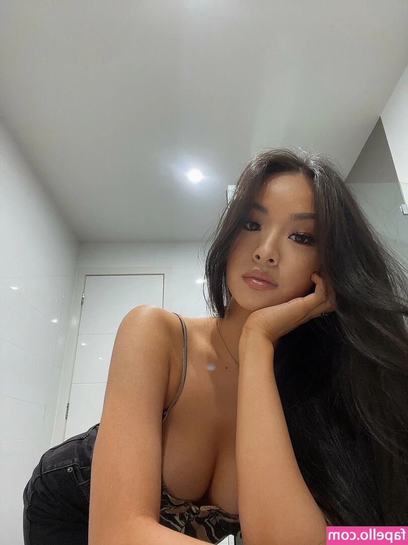 Kathryynn - This ass is godly and deserves to be worshipped
