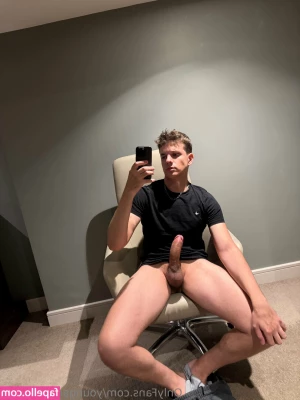 youngaussieboy98 - Friday night: naked, hard nips and wet pussy