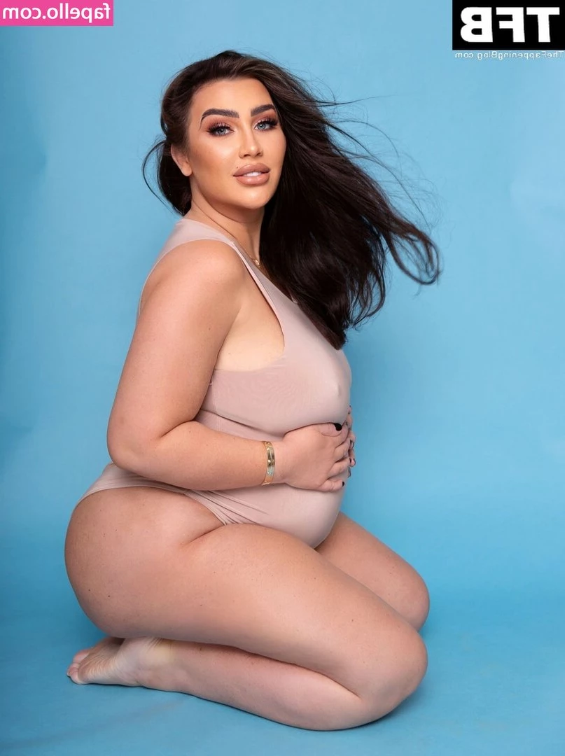 Lauren Goodger [ lauren-goodger ] - Just a very normal shower ritual 💦