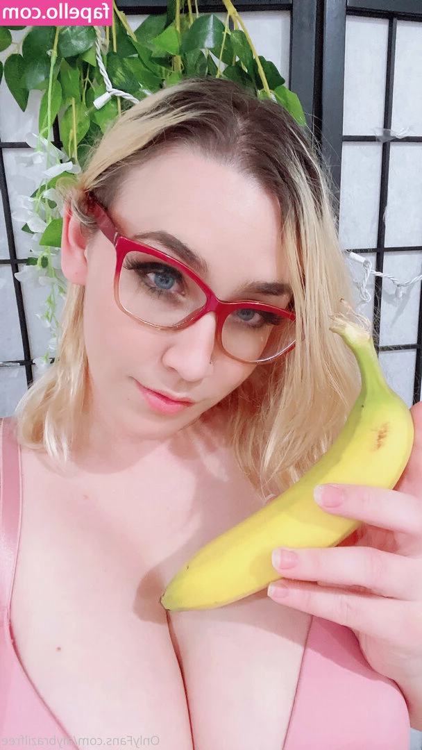 ashucosfree - Fishnet babe with a big heavy camera  p