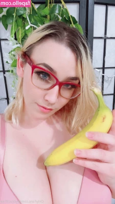 ashucosfree - Fishnet babe with a big heavy camera  p