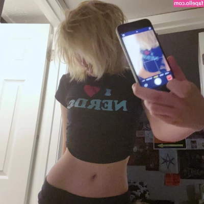 t00fs - Feeling extra sexy 🖤