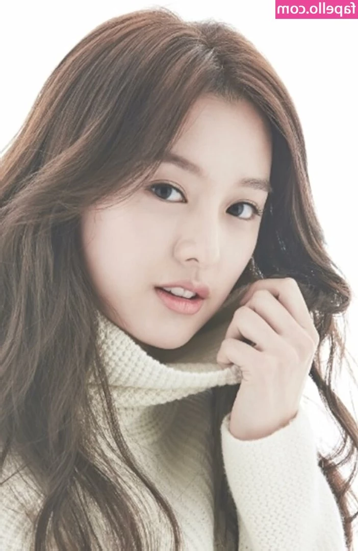Kim Ji Won [ kim-ji-won ] - statue slut   39 stillsDM me for the full series