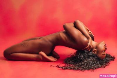 Mimi Desuka [ mimi-desuka ] - Your tattooed Goth Queen demands worship