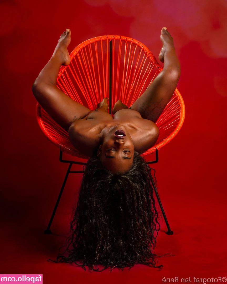 Mimi Desuka [ mimi-desuka ] - What a way to start a Monday…. 😘😏