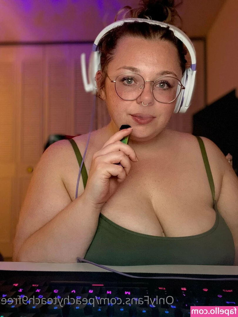 missmalinafree - Happy New Year 2025   from the gym   I send you very warm greetings  