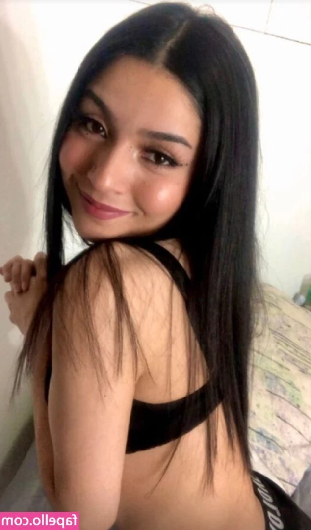 Isabella_flores98 [ isabella-flores98 ] - 23  Catching You     dayofnudes