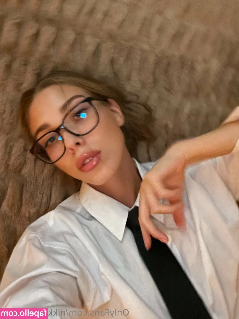 nikki_delavega [ nikki-delavega ] - I can t help but to just stare at my own ass