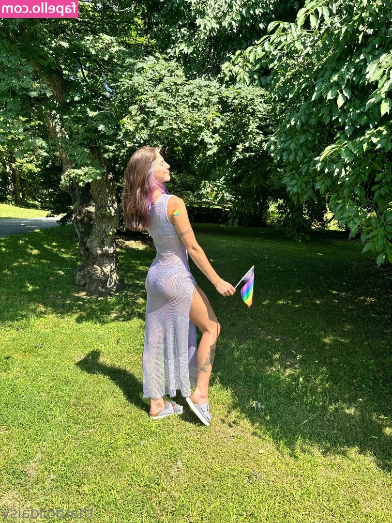 Thatdolldaisy - Tits out on the motorway haha ( • ) ( • )