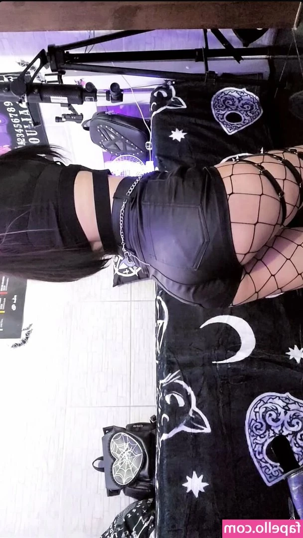 devil._.nahemah [ devil-nahemah ] - Being cheeky in public