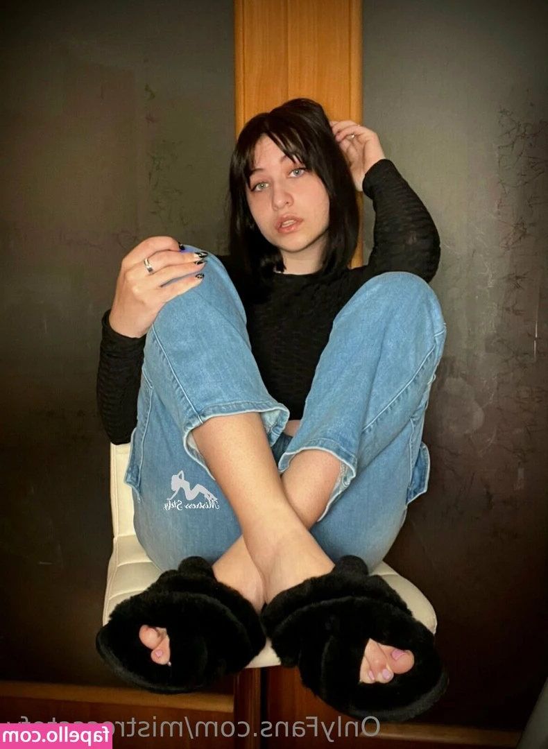 mistressstefy - Idk another weird pose😂