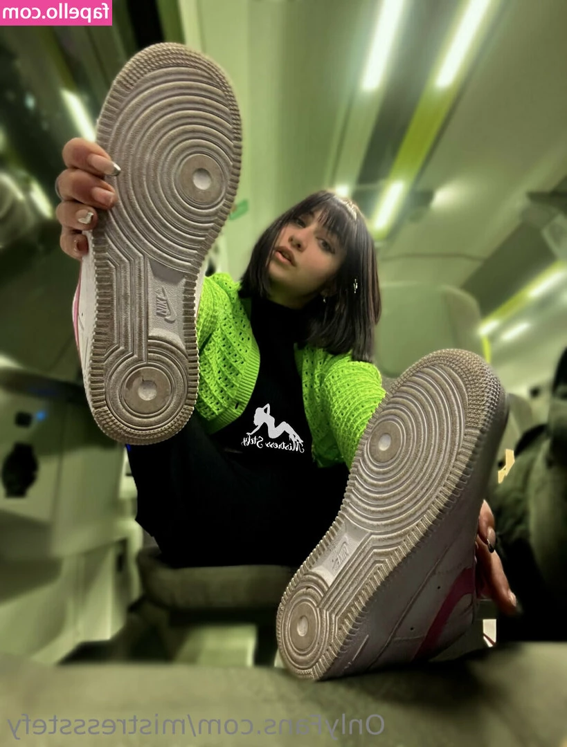 mistressstefy - Who s on    I have a few hours before milf role play tonight