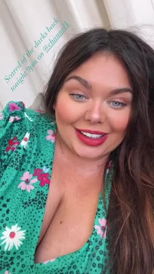Scarlett Moffatt [ scarlett-moffatt ] - Hey five more days till Christmas