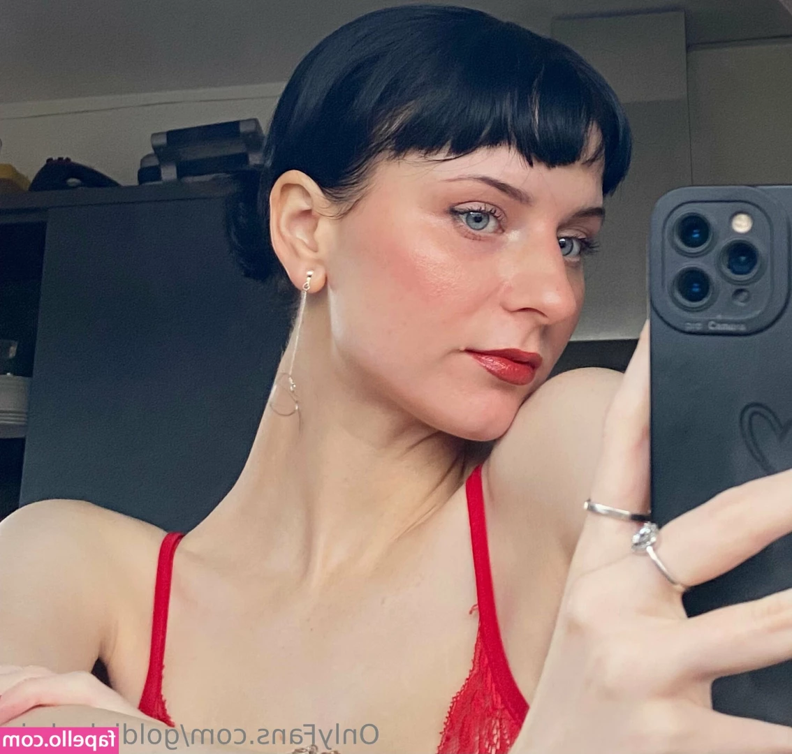 goldielocksie - I keep missing the good lighting during the day!! Here are some lazy