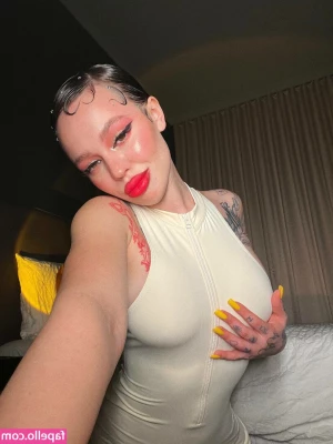 Instasamka - Flexing in a store bathroom 🤫