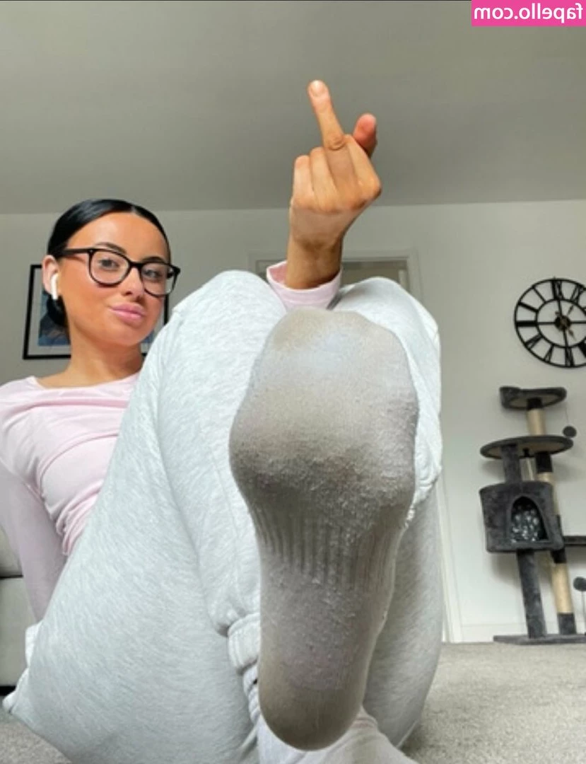 Tia-Louise Cateer [ tia-louise-cateer ] - Close up ass   feet