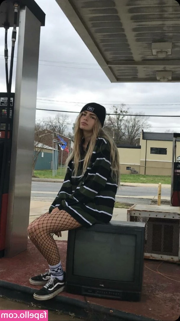 Snickerbitch [ snickerbitch-2 ] - Like my nails?