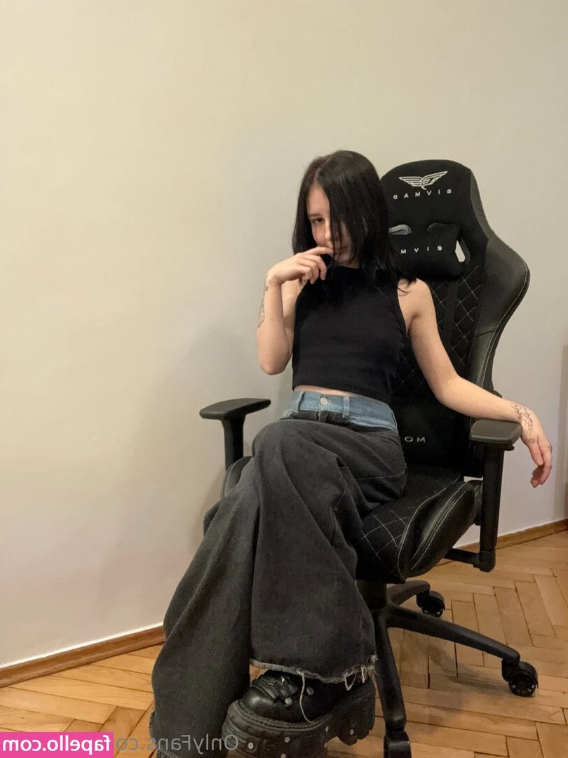 hina_vip [ hina-vip ] - checking my onlyfans in the morning on my balcony. It makes me hard