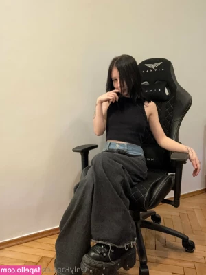 hina_vip [ hina-vip ] - checking my onlyfans in the morning on my balcony. It makes me hard