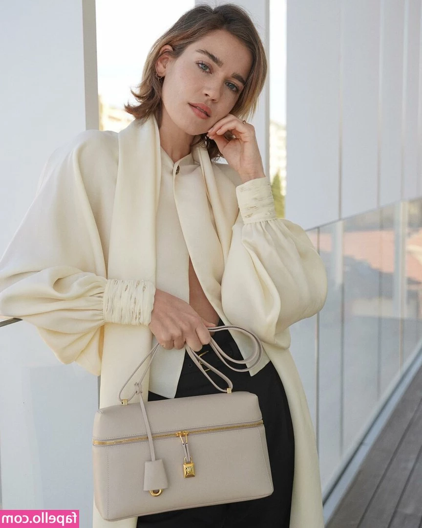 Matilda Lutz [ matilda-lutz ] - mamando brother