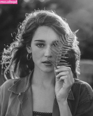 Matilda Lutz [ matilda-lutz ] - I spy a tiny 🐈 and some booty and soles