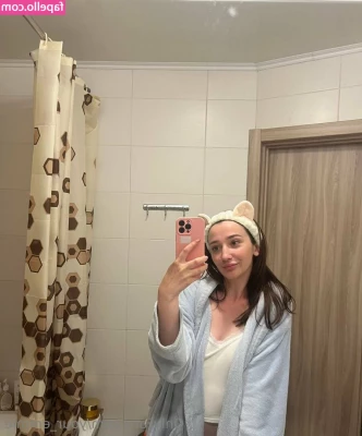 your_emmie [ your-emmie ] - A corset lacing video, but make it a clumsy struggle :P  That first