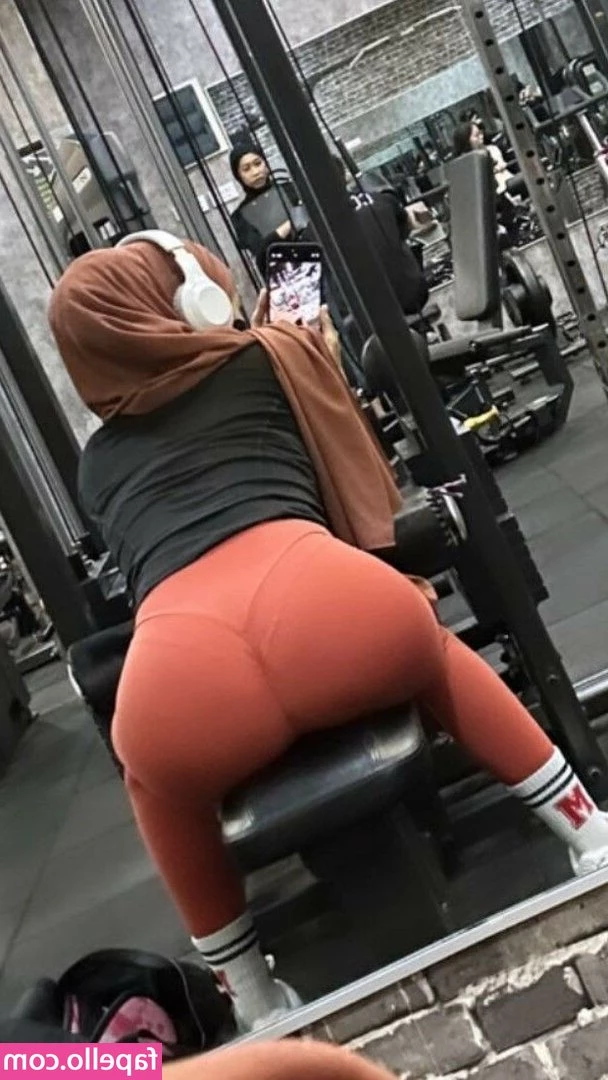 OklinFia [ oklinfia-1 ] - Today I was at the gym working out my booties🍑 Then I went to the