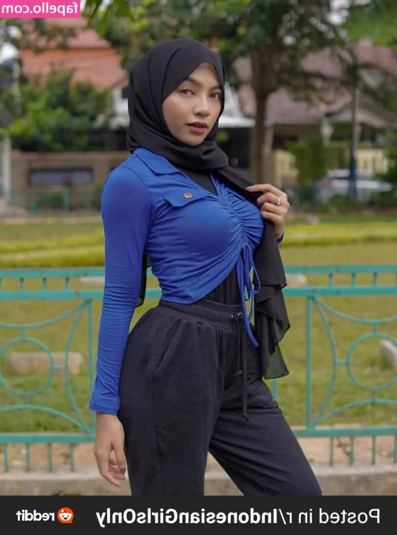 OklinFia [ oklinfia-1 ] - POV I steal your phone and take pics