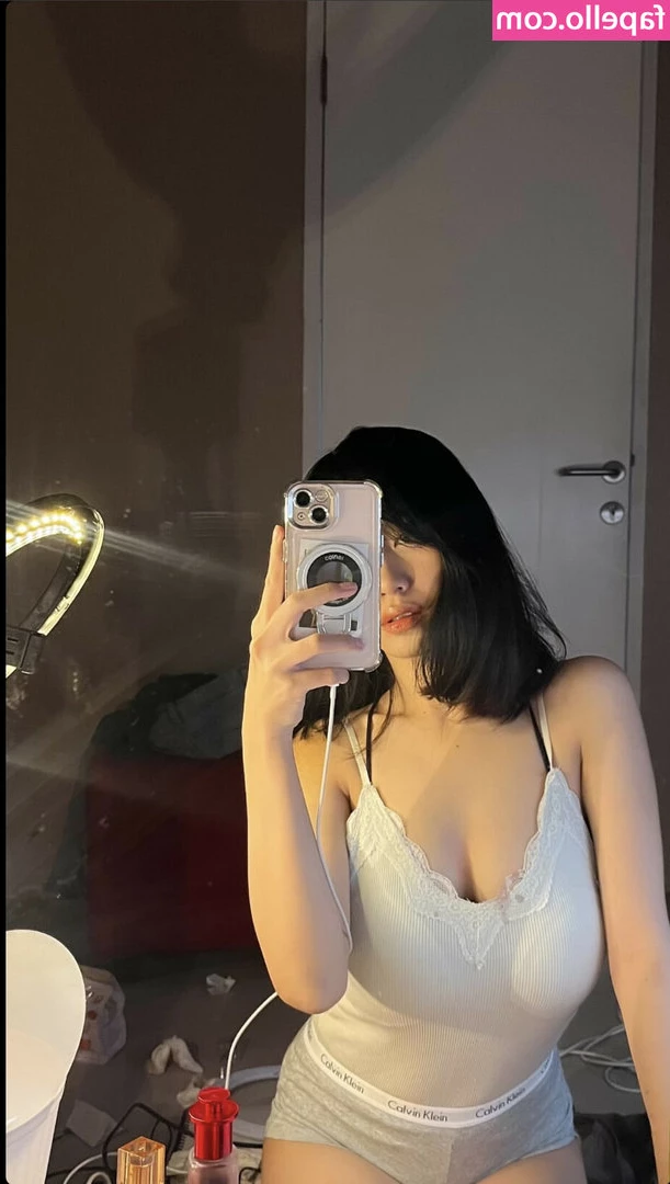 risaatjan - Spreading my legs like a good girl 😈