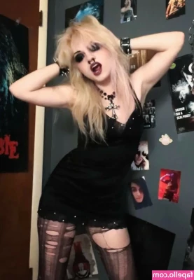 Lexislethal - Take off your clothes, baby, I want to see you naked 😈