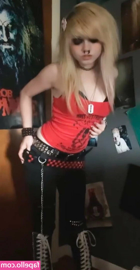 Lexislethal - December 22  Shaking and showing some titties for ya