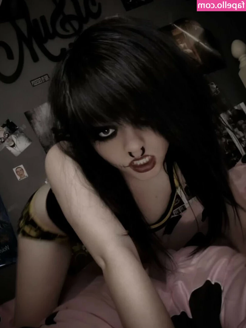 Lexislethal - Would you rather share me with a…👅