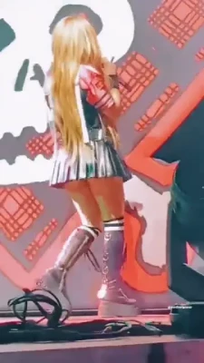 Avril Lavigne [ avril-lavigne ] - No shoes on the couch