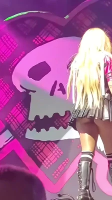 Avril Lavigne [ avril-lavigne ] - Filming custom content tonight!  Message me to organise a