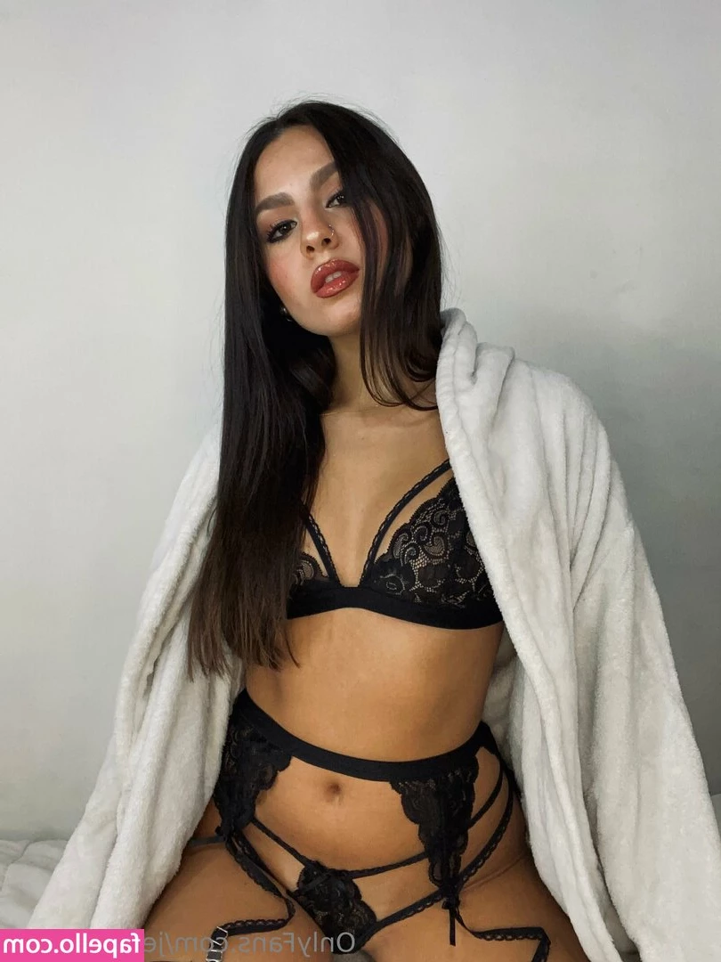 waifujennyy - La próxima sin camiseta  The next is without the brassiere