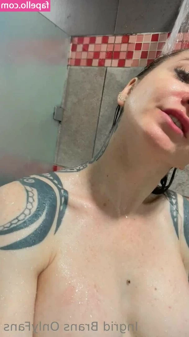 Ingrid Brans [ ingrid-brans ] - Goooood morninggg my loves!! Another day in Lauren’s lockdown 🤣