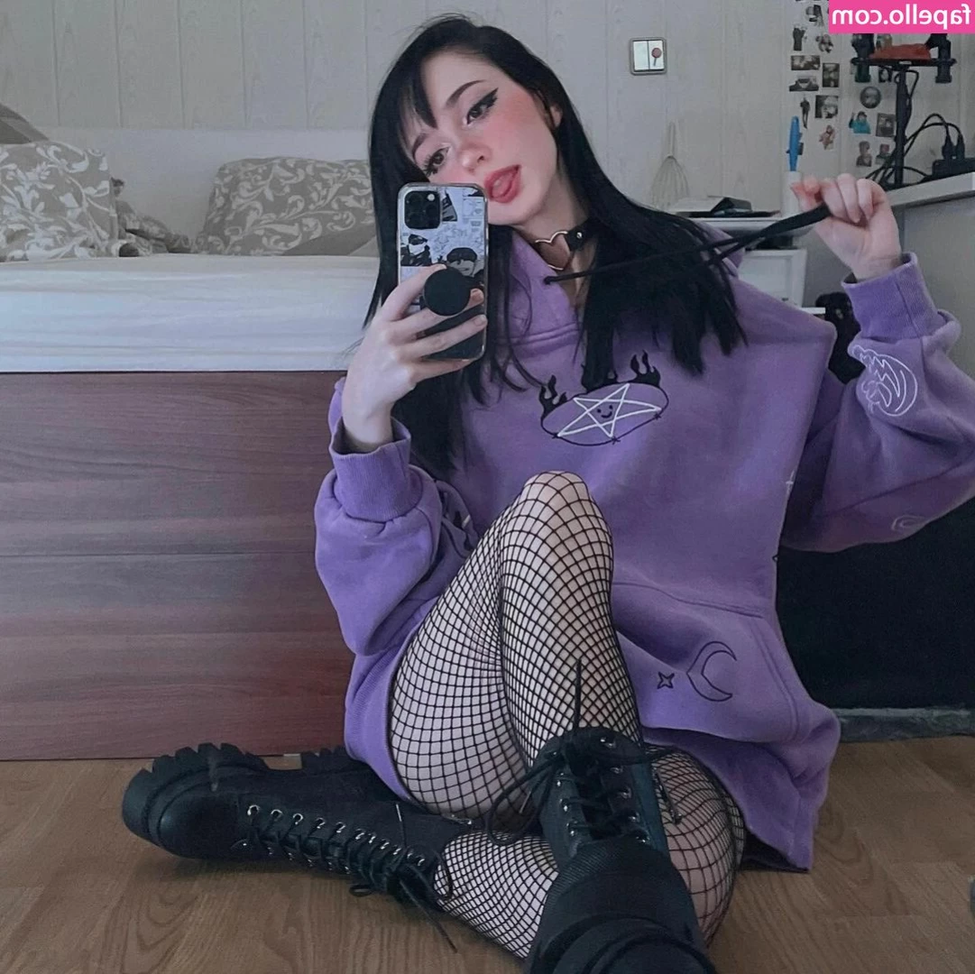 Nananightray - Chillin naked in bed