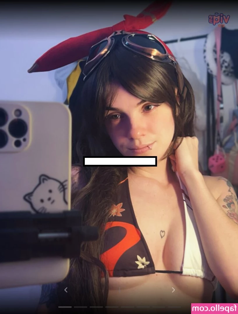 Viqsm - Can't keep my hands off @cassidoria , can you blame me?? 🥵 This is