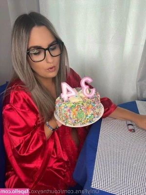 Courtney - Buttplugs teases