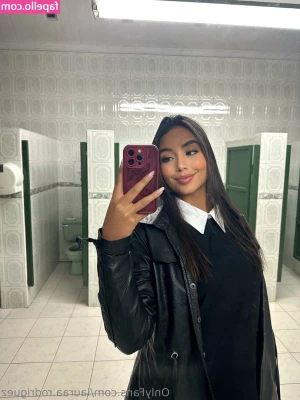 Lauraa.rodriguez [ lauraa-rodriguez ] - You peeking in my window?