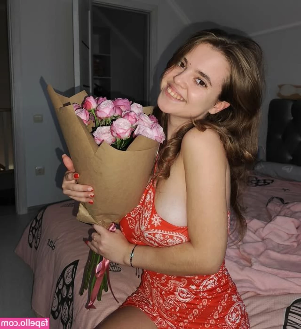 Daria Aref [ daria-aref ] - First day of the month is a hump day  Can we just love that for a min