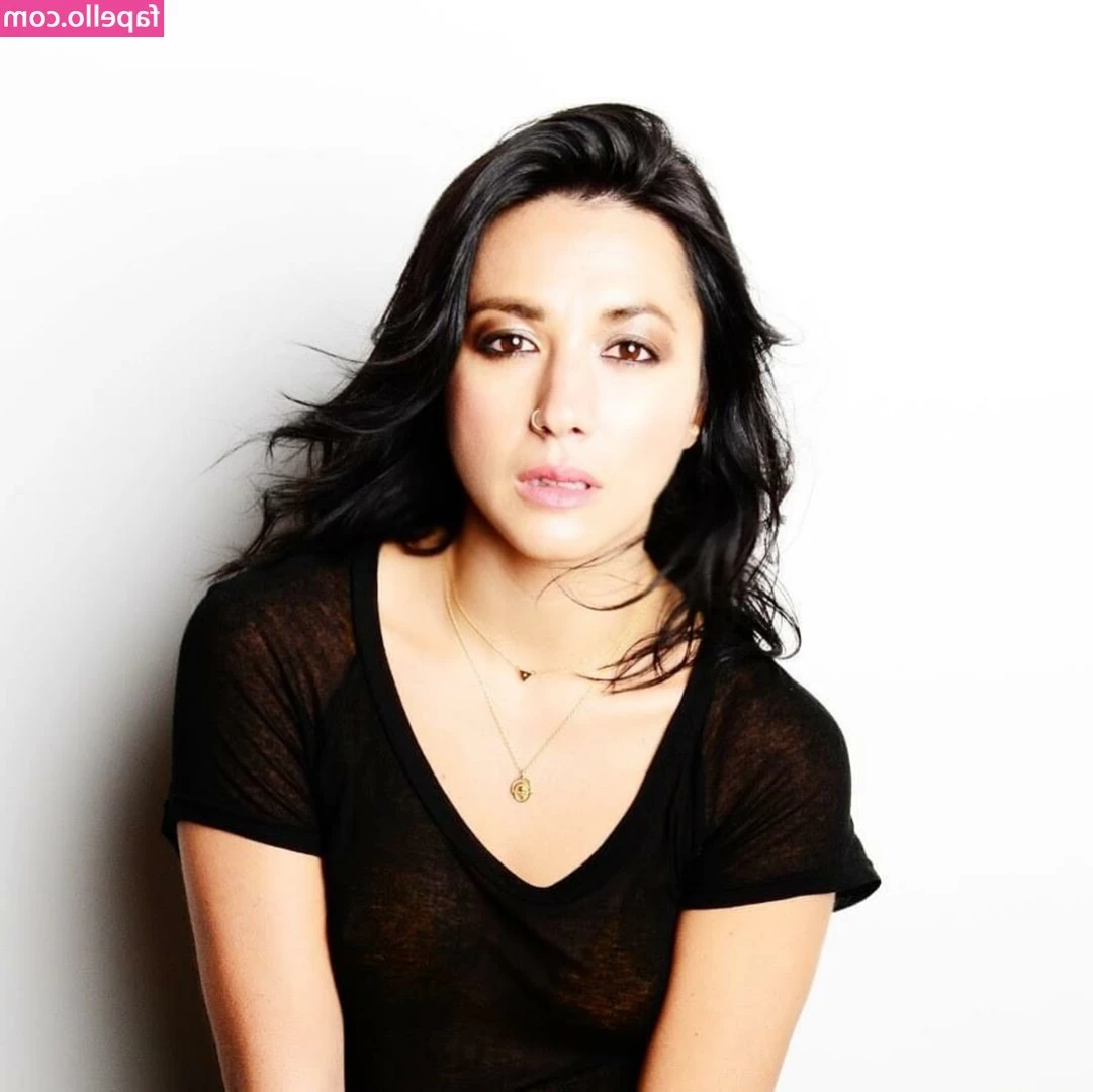 Michelle Branch [ michelle-branch ] - Happy New Year everyone  He s a short little video of me moaning