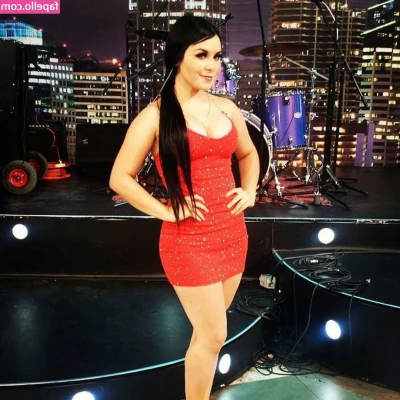 Madeleyn - Dripping wet pussy under girl s skirt