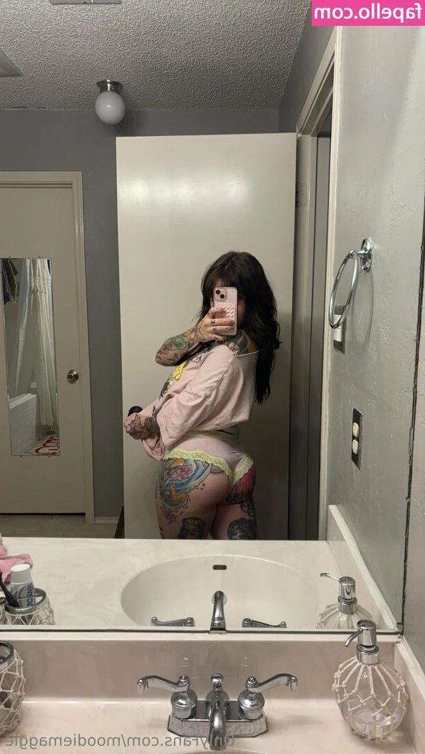 MoodieMaggie [ moodiemaggie-4 ] - are you more of a boobs or a butt kinda person?