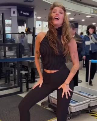 Miley Cyrus [ miley-cyrus ] - Tight lil body ✨🥹