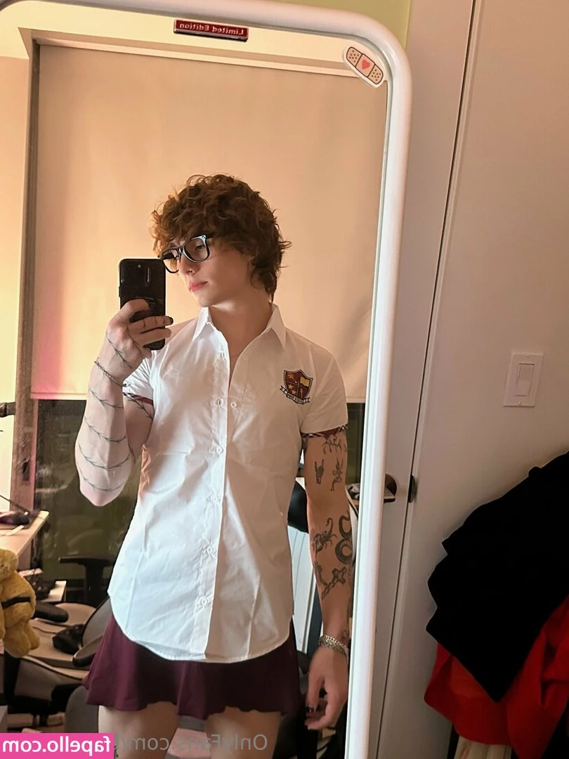 b.mckenzie [ b-mckenzie ] - Just showrred at my new home for the next 9 days